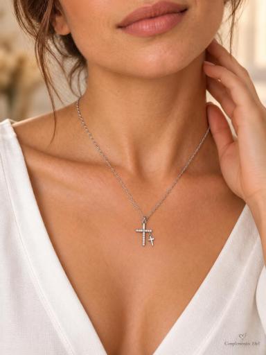 Detalle de collar de acero plateado con una cruz brillante y otra cruz pequeña lisa [2]