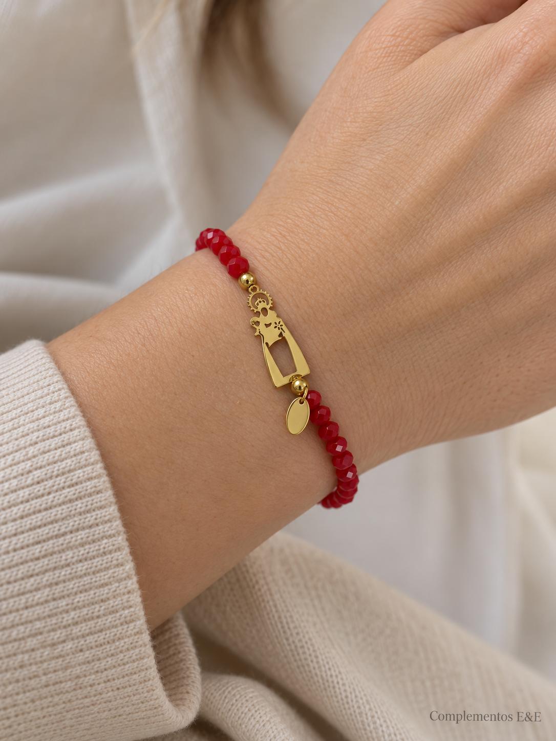 Pulsera elástica de cristal rojo facetado con Virgen de acero dorado