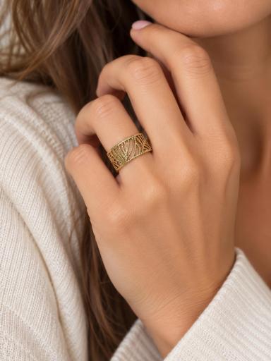 Anillo ajustable dorado ancho de acero con diseño calado
