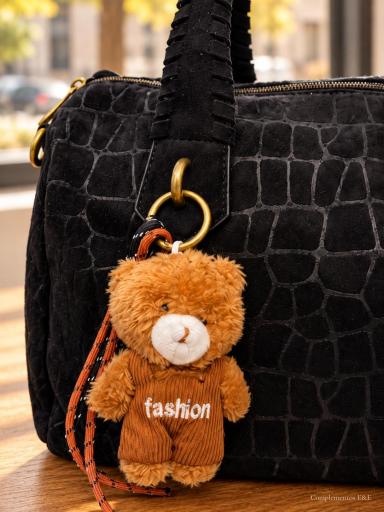 Detalle del colgante de osito en bolso negro de mujer con textura efecto reptil [2]