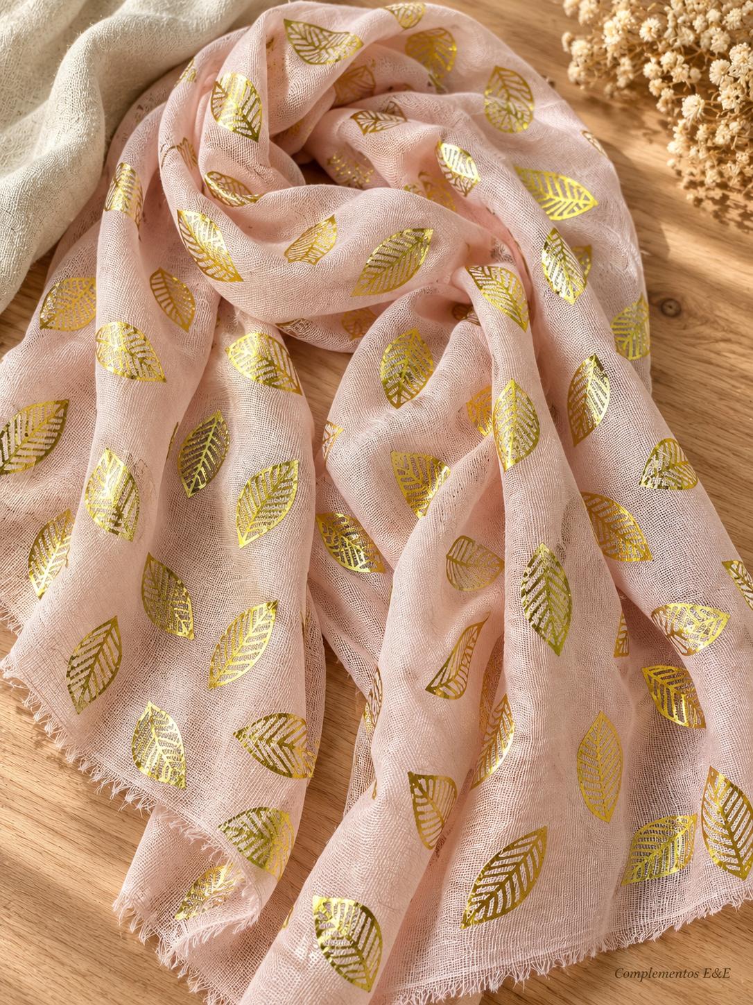 Pañuelo rosa de mujer con hojas doradas y pequeños flecos en los bordes