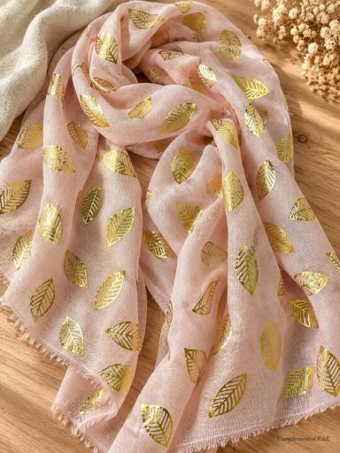Pañuelo rosa de mujer con hojas doradas y pequeños flecos en los bordes