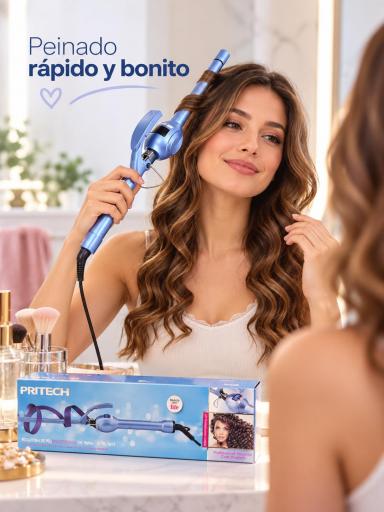 Mujer peinándose con rizador PRITECH azul frente al espejo [2]