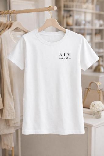 Camiseta para mamá con iniciales personalizadas en el pecho [1]