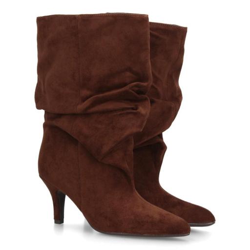 Botas marrones efecto ante con pliegues en la caña vistas puestas. [1]