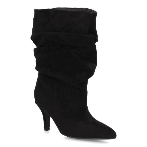 Botas negras fruncidas de mujer con tacón fino vistas de perfil. [2]