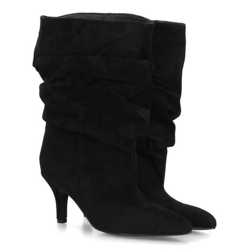 Botas negras de mujer con diseño fruncido, punta estilizada y tacón fino. [3]