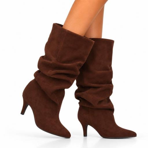 Botas de mujer marrón chocolate efecto ante con caña fruncida y tacón fino. [0]