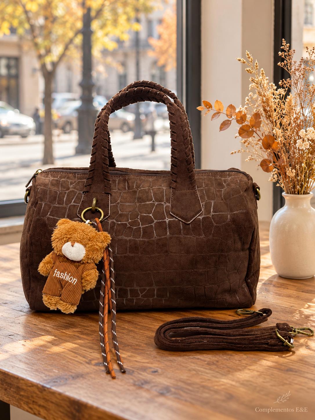 Bolso grande marrón efecto ante con asas trenzadas, correa bandolera y osito decorativo
