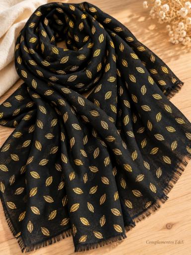 Pañuelo negro con estampado de hojas doradas y acabado con flecos [2]