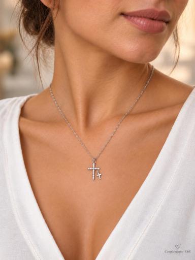 Mujer con collar plateado de dos cruces [1]
