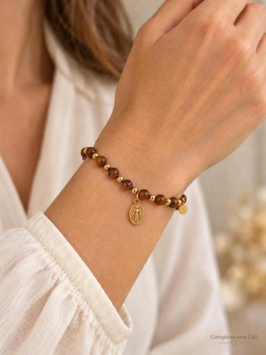 Pulsera elástica de piedras marrones y acero dorado con colgante de Virgencita en la muñeca [0]