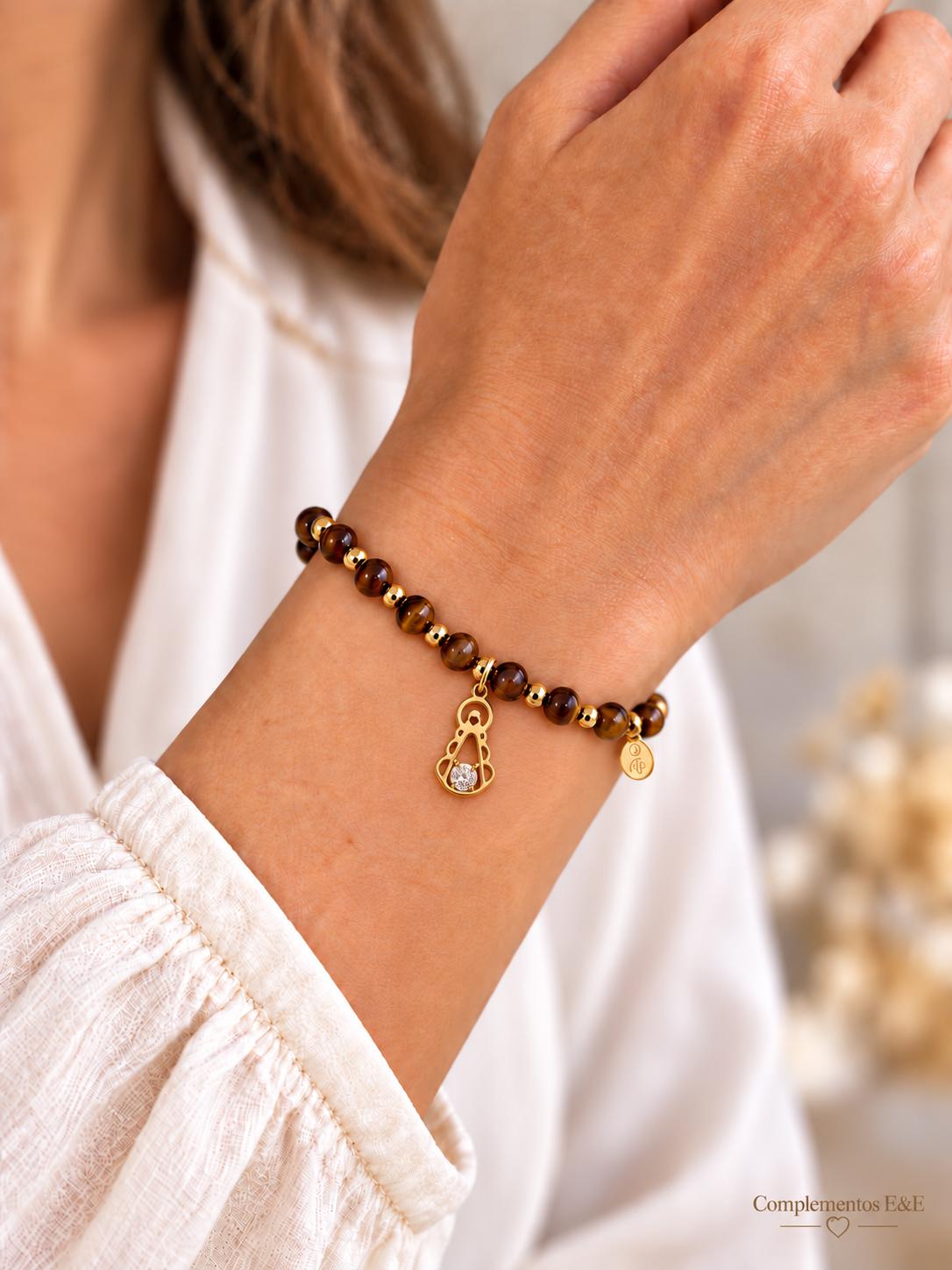 Pulsera elástica de piedras marrones y acero dorado con colgante de Virgencita