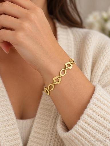 Pulsera de acero dorado con flores caladas y eslabones ovalados [1]