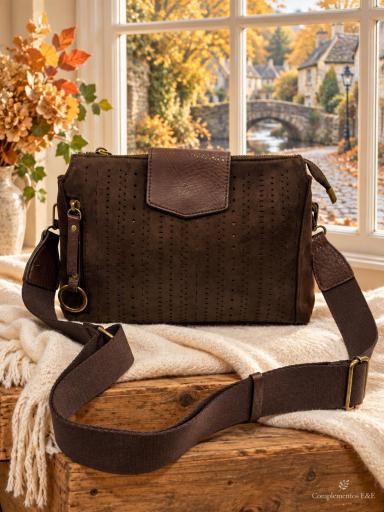 Bolso bandolera marrón con detalle perforado y correa ancha [1]