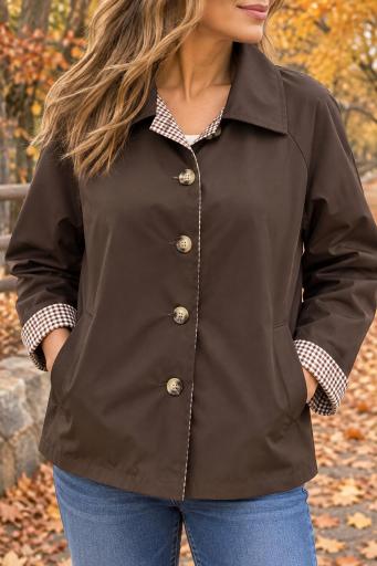 Chaqueta tipo gabardina marrón con puños de cuadros [1]