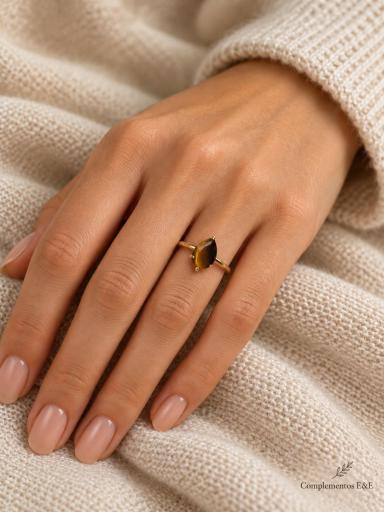 Anillo dorado de acero con piedra marrón en forma de gota y diseño fino ajustable [1]