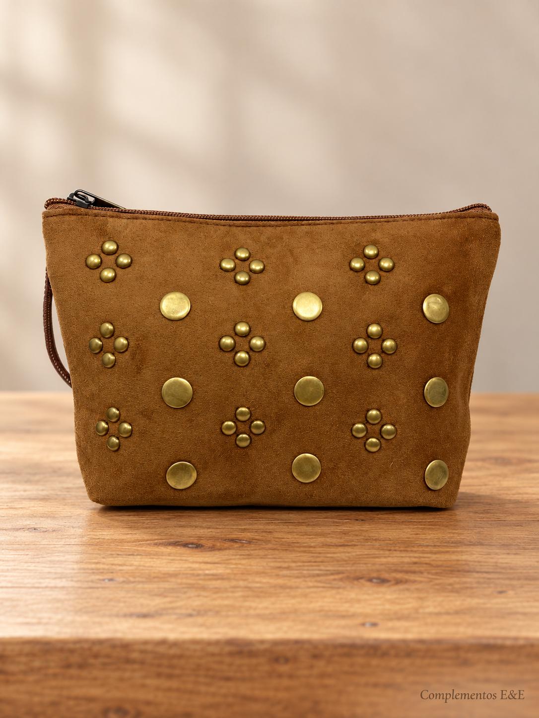 Bolso de mano camel efecto ante con cremallera y tachuelas doradas