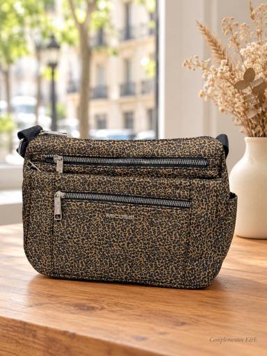 Bolso bandolera grande marrón con estampado animal print y bolsillos delanteros con cremallera [0]