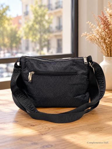 Parte trasera de bolso bandolera negro animal print con bolsillo de cremallera y correa ancha [1]