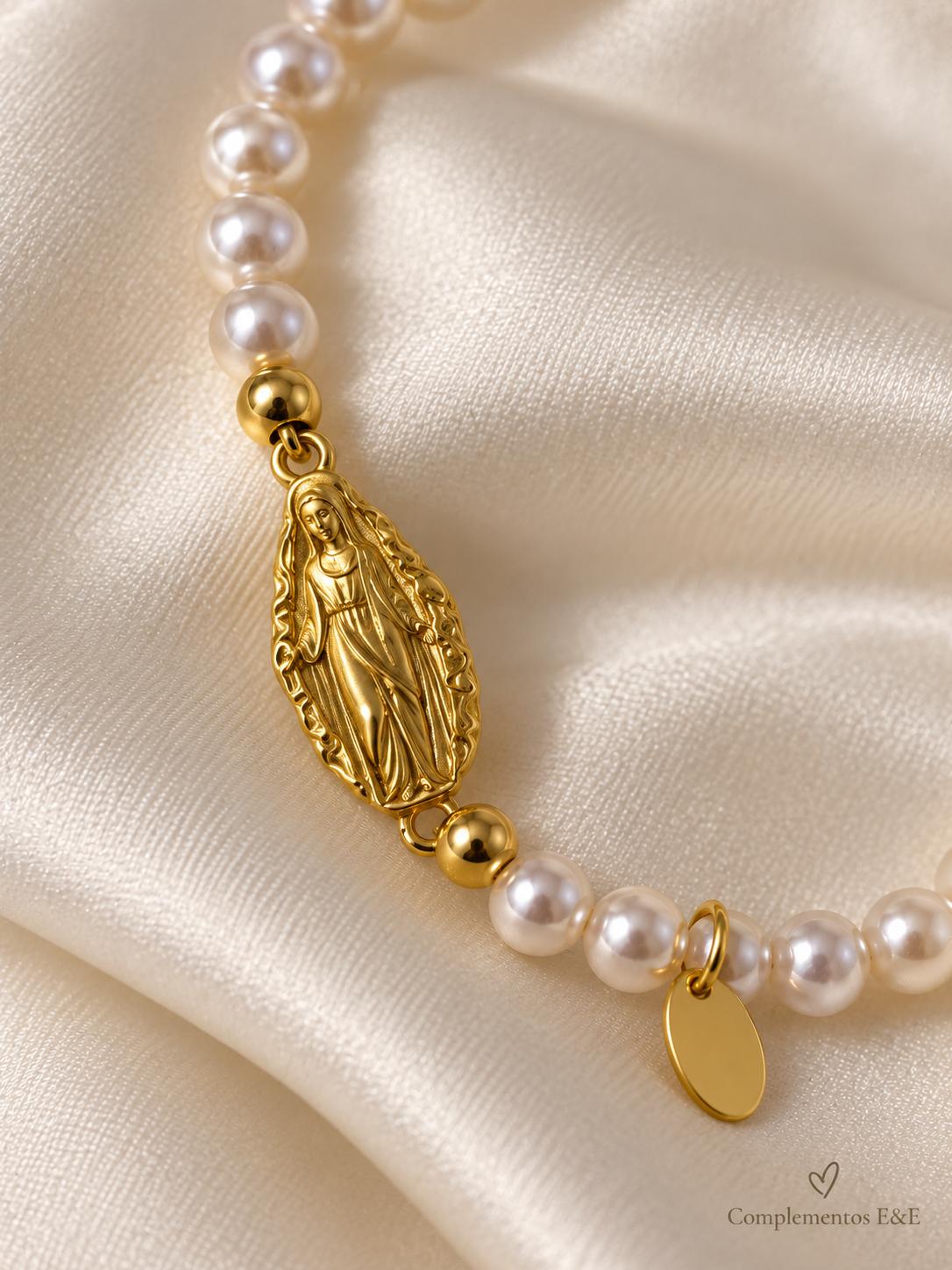 Pulsera elástica de bolitas perladas blancas con figura de la Virgen dorada y pequeña medallita