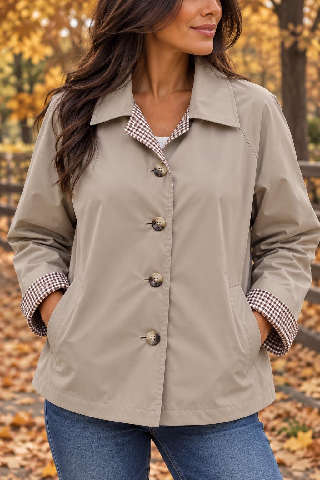Chaqueta tipo gabardina beige de mujer con botones