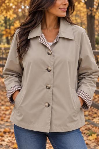 Chaqueta tipo gabardina beige de mujer con botones