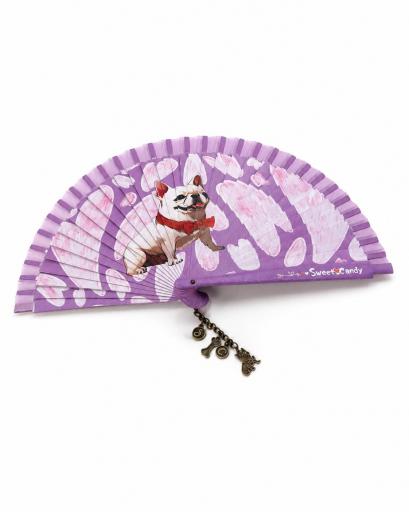 Abanico plegable lila con mujer ilustrada y perro [1]