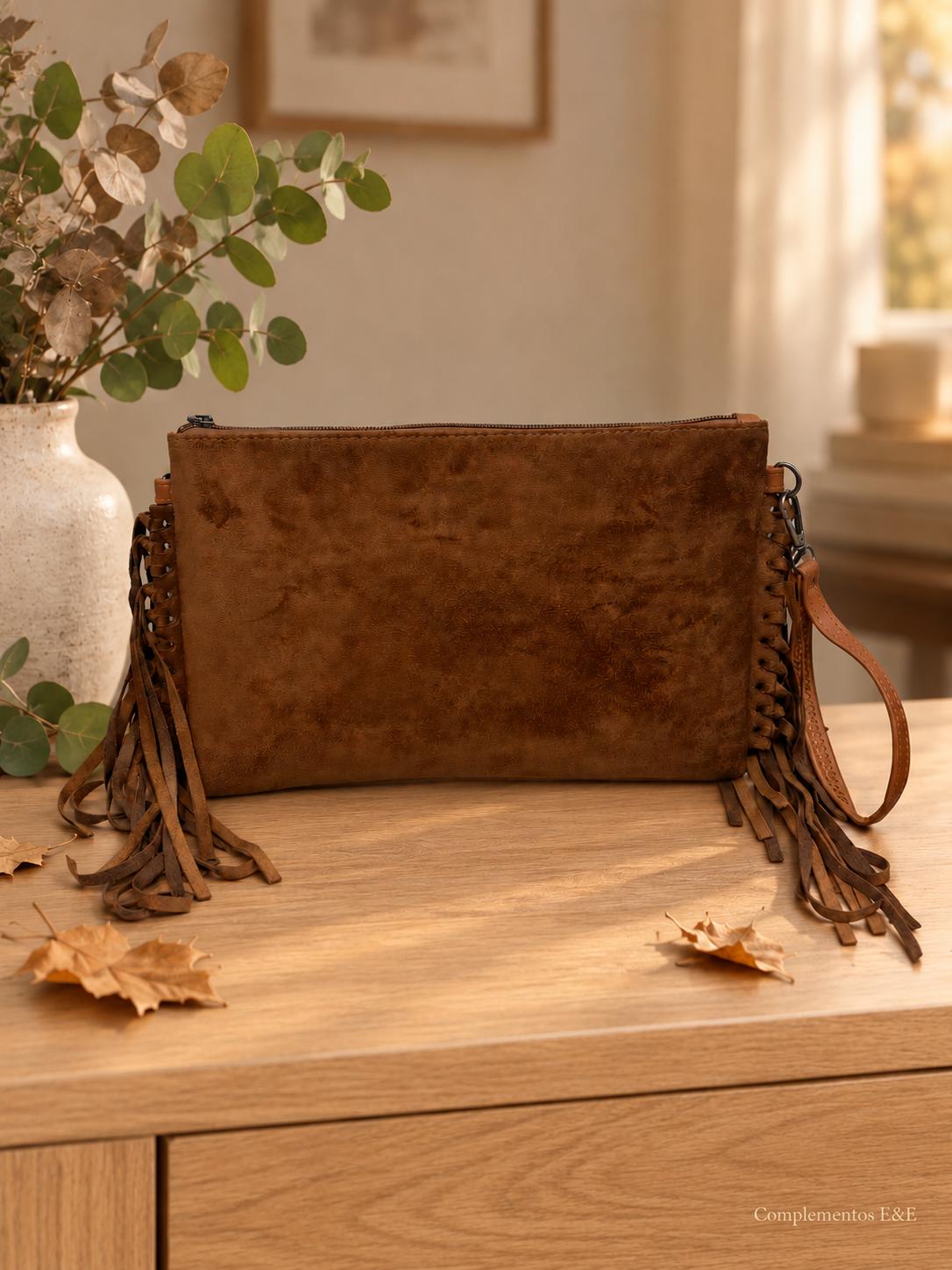 Bolso de antelina con flecos color camel