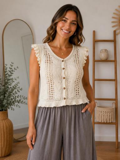 Top crochet beige elegante con escote en pico [2]
