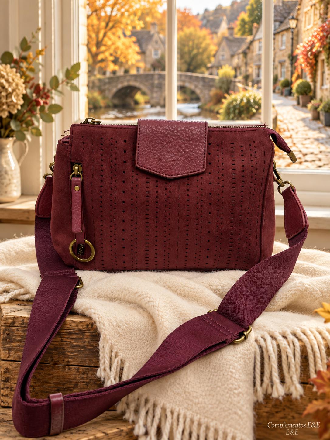 Bolso bandolera burdeos con correa ancha