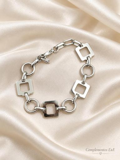 Pulsera de acero plateado con eslabones geométricos y cierre de mosquetón [2]