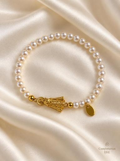 Pulsera elástica de bolitas perladas blancas con figura de la Virgen dorada y medallita
