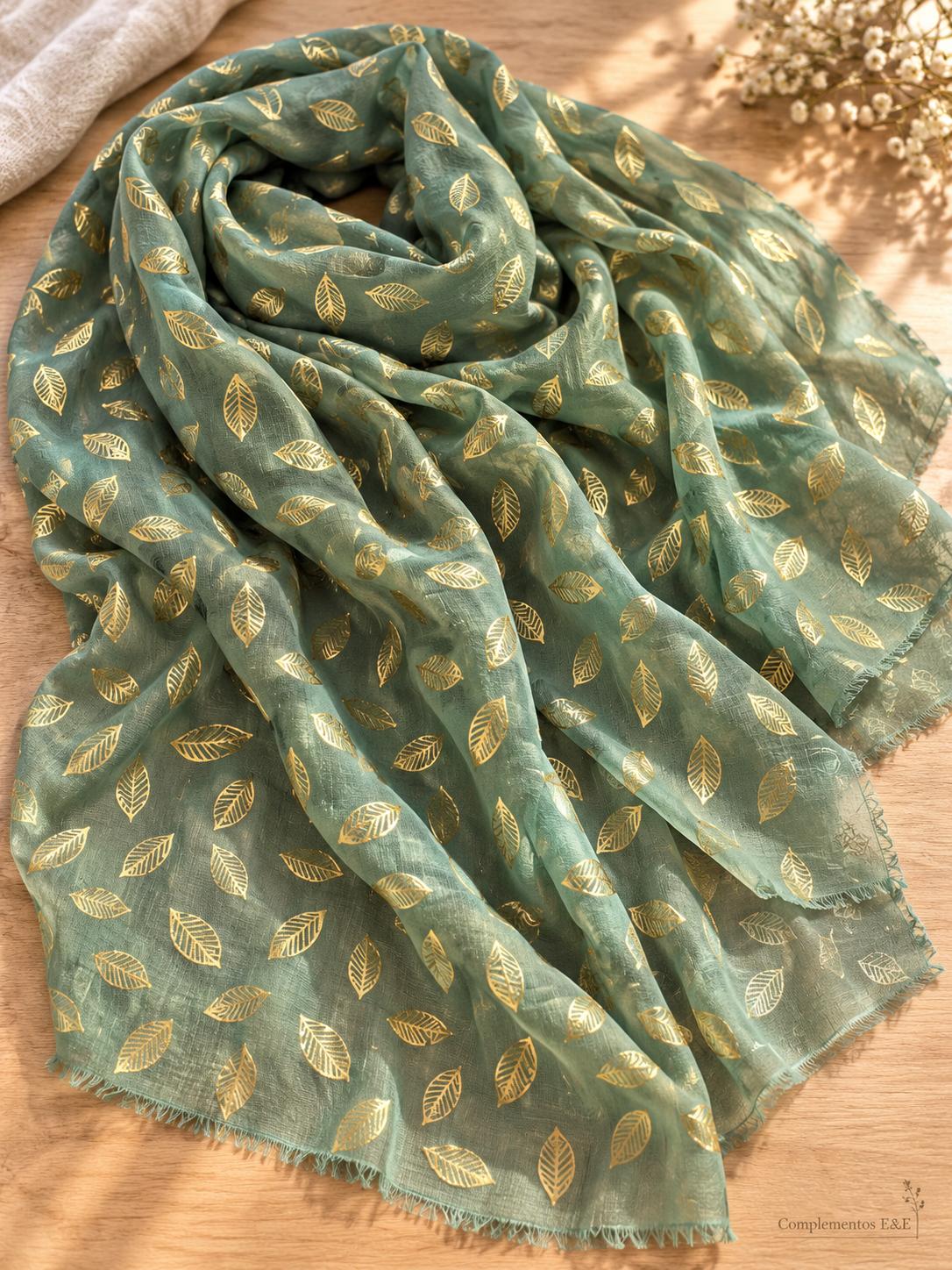 Pañuelo verde de mujer con estampado de hojas doradas y bordes con flecos