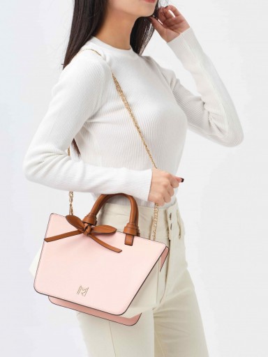 Bolso trapezoidal rosa con correa beige y detalles dorados elegantes