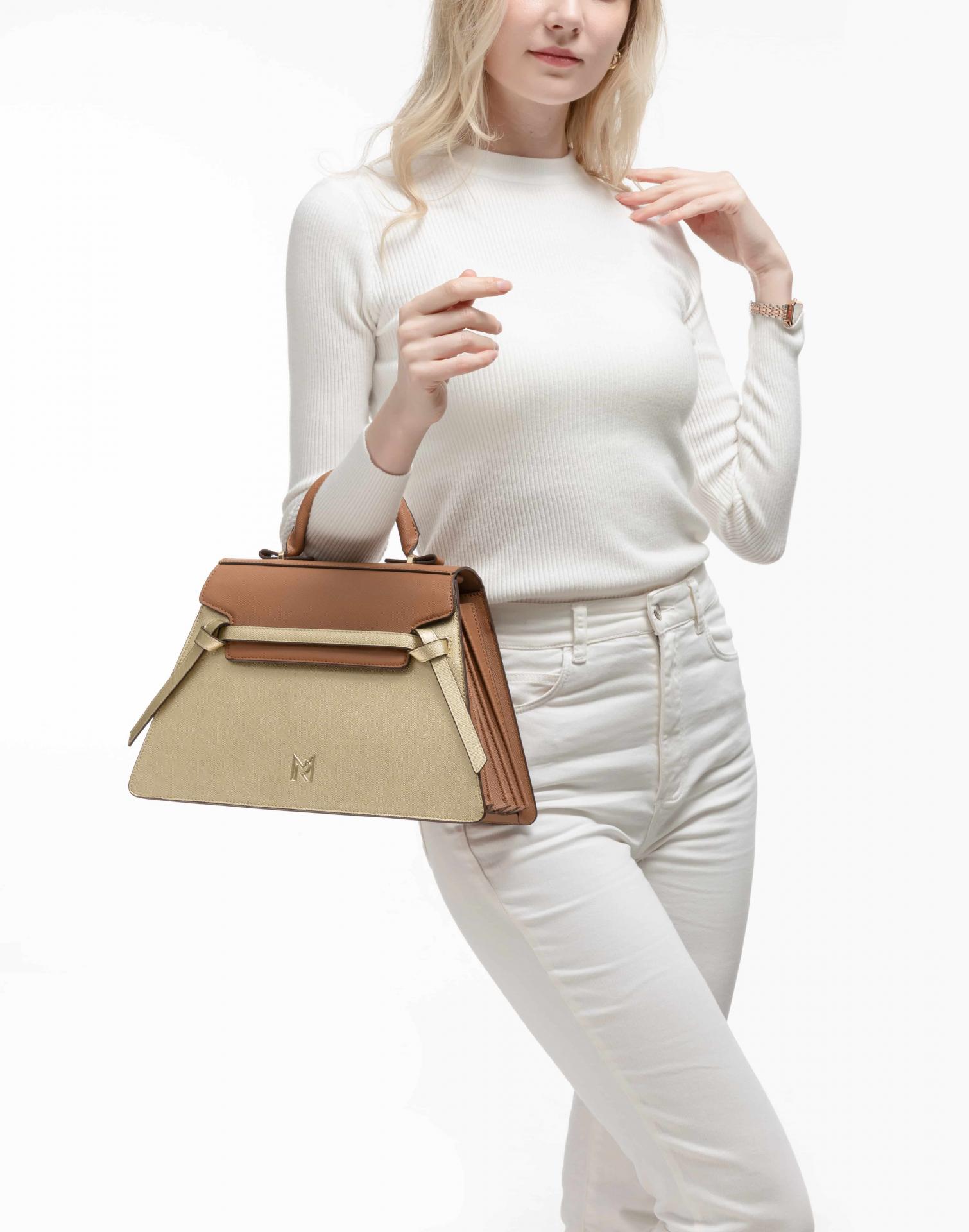 Bolso elegante color camel con diseño geométrico premium
