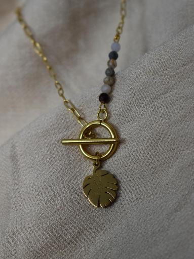 collar hoja dorado