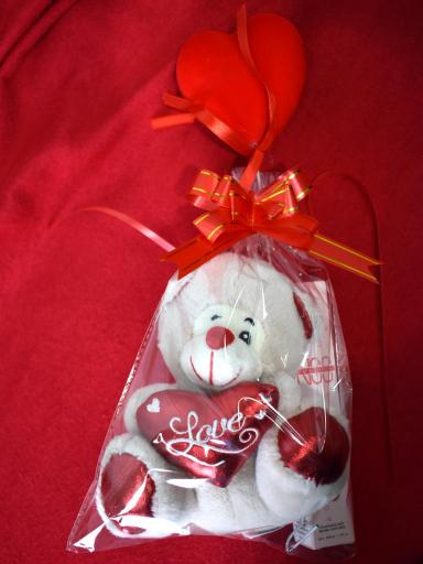 El Regalo Ideal de San Valentín: Oso con Corazón y Perfume en Bolsita Decorada [1]