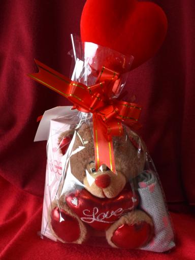 El Detalle Ideal para San Valentín: Oso de Peluche, Perfume y Calcetines  [2]