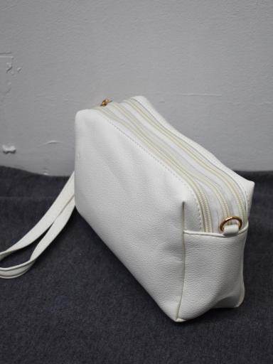 Bolso Bandolera Vegano en Color Blanco con Acabados Dorados [1]