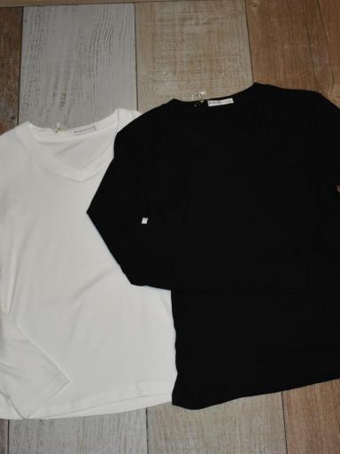camiseta escote pico negra [3]
