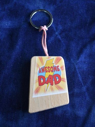 Regalos Originales para Papá: Llavero de Madera "Awesome Dad" barato