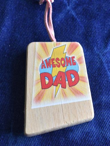 Encuentra el Llavero "Awesome Dad" de Madera – Ideal para Padres Increíbles al mejor precio [1]