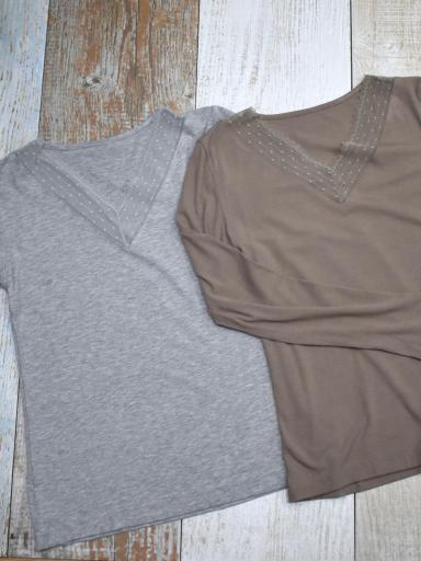 Detalle de encaje transparente en escote en pico [1]