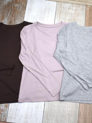 Detalle del escote redondo en camiseta básica [3]