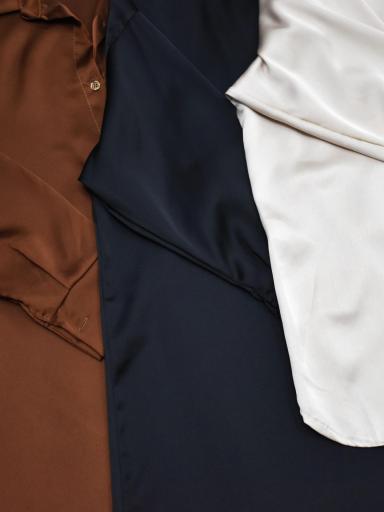 Camisa satinada elegante para mujer talla grande [1]