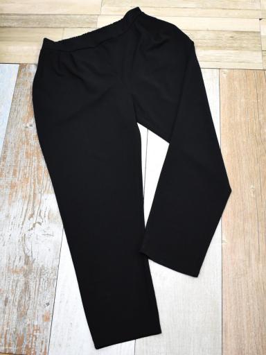 Detalle de bolsillos laterales en pantalón curvy negro [2]