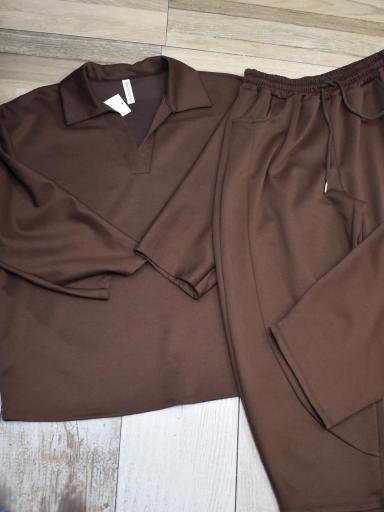 Sudadera curvy con cuello en pico y pantalón elástico marrón [1]