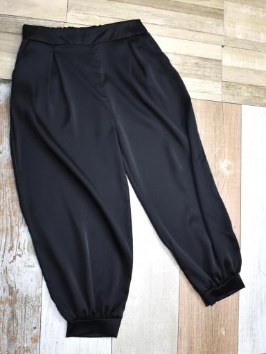 Pantalón de raso curvy negro elegante [1]
