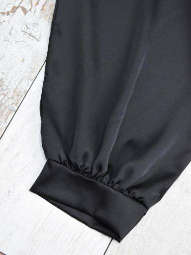 Look sofisticado con pantalón curvy negro de raso [3]